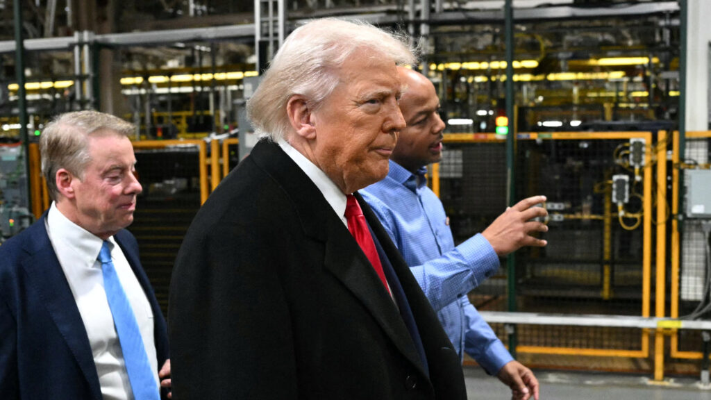 Satire news: pundits praise strength, dexterity required for trump to