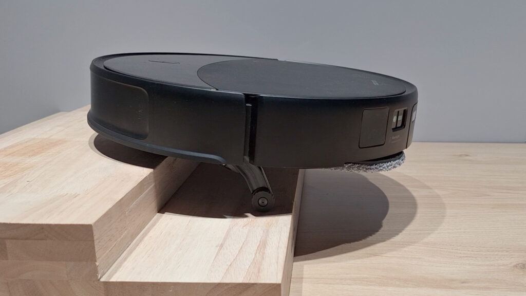 Roborock Saros 20 going up a step