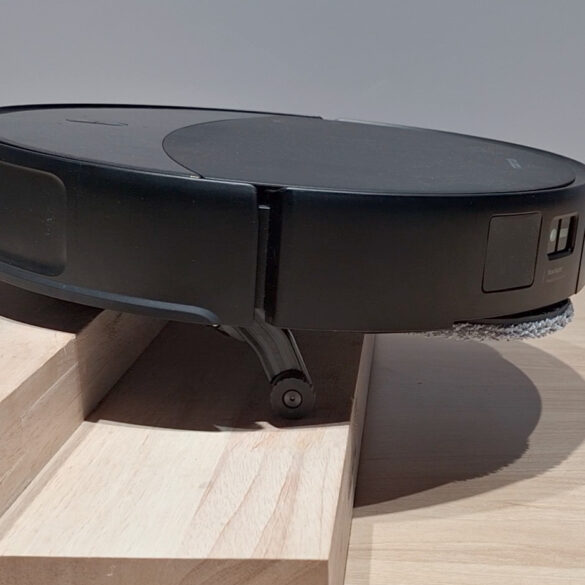 Roborock Saros 20 going up a step