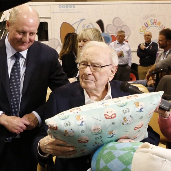 Stock market: berkshire hathaway shares dip as warren buffett exits