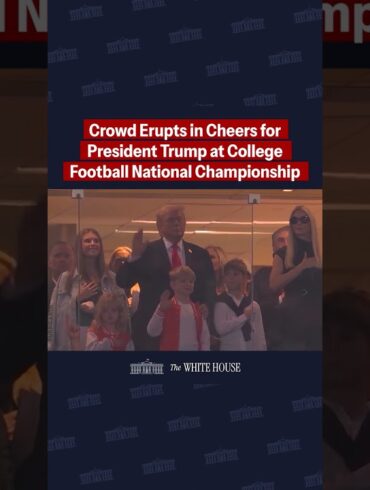 POTUS receives massive cheers during the national anthem at the CFB National Championship. 🇺🇸