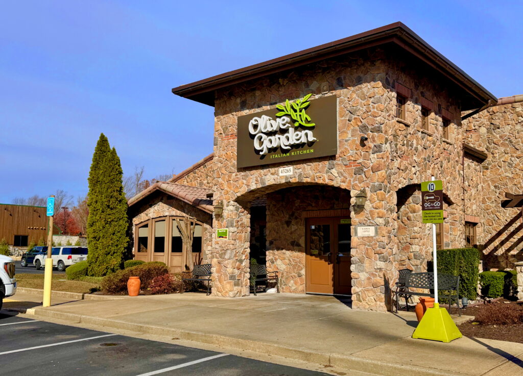 POLITICS: Naked Olive Garden cook commits suicide by plunging head