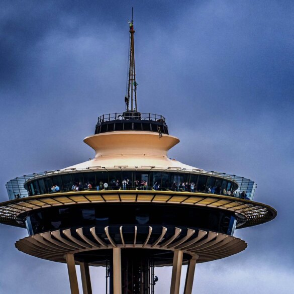 SATIRE NEWS: Drunken Seahawks Fans Climbing Space Needle