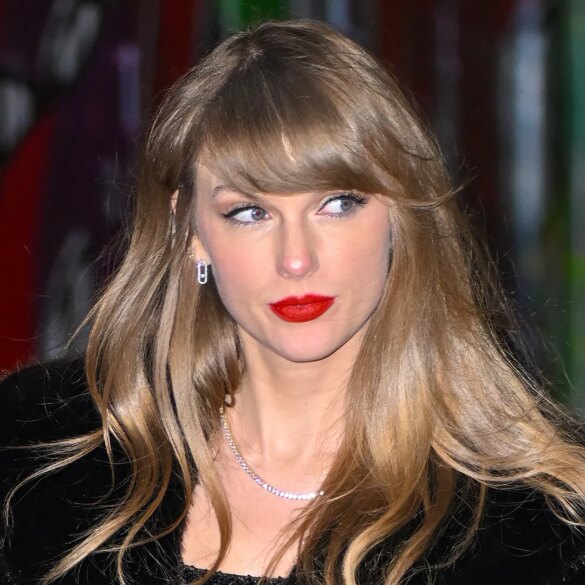 SATIRE NEWS: Taylor Swift Pays Off Bride Who Booked Maid