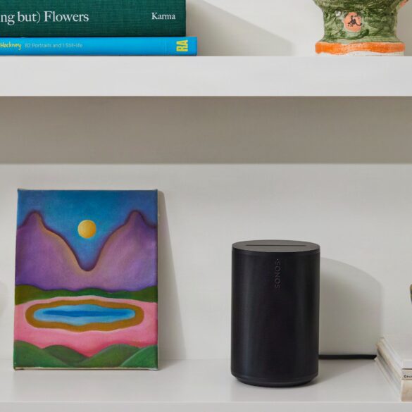 The Sonos Era 100 SL speaker